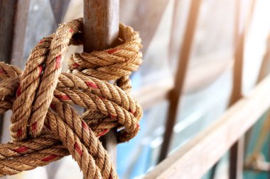 Yumuşak odaklı yakın çekim ipi ve arka plandaki ışığın üzerinde