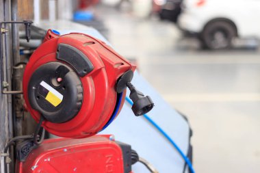 Otoparktaki elektrik prizlerini kapatın. Arka planda hafif odaklı ve aşırı aydınlatma var.
