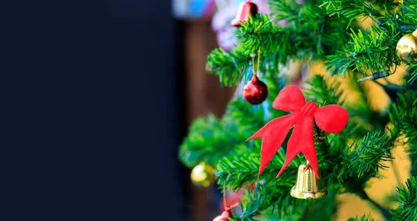 Arka Planda Hafif Odaklı Aşırı Aydınlık Olan Noel Ağacı — Stok fotoğraf