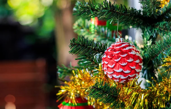 Yumuşak Odaklı Arka Planda Işık Olan Yakın Çekim Noel Ağacı — Stok fotoğraf