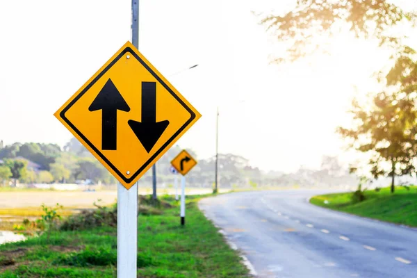 Tráfico Bidireccional Señales Carretera Con Enfoque Suave Sobre Luz Fondo —  Fotos de Stock