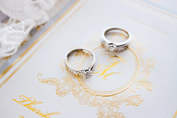 戒指在婚礼卡片上 有柔和的焦点 背景光透亮 — 图库照片
