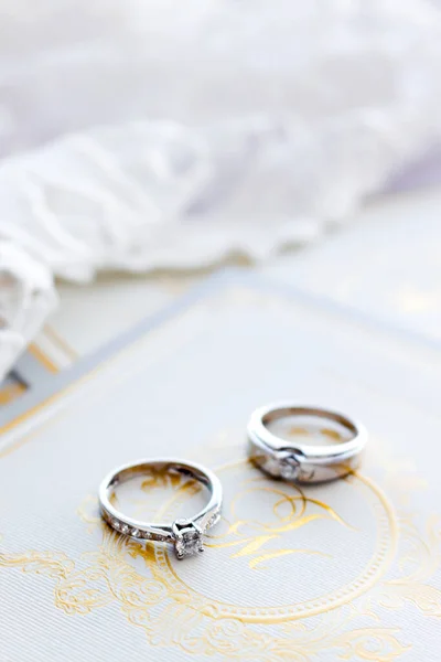 Ring Auf Hochzeitskarte Mit Soft Fokus Und Überlicht Hintergrund — Stockfoto