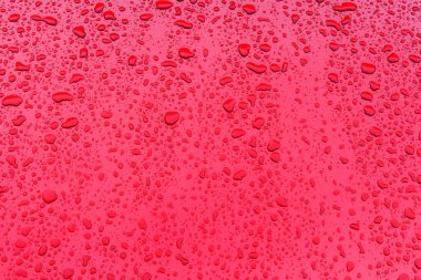 Kırmızı arkaplanda yakın plan damlaları