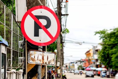 Yakınlarda park yeri yok. Yol ve şehir dışında park yeri yok. yumuşak odaklı ve ışığın üzerinde