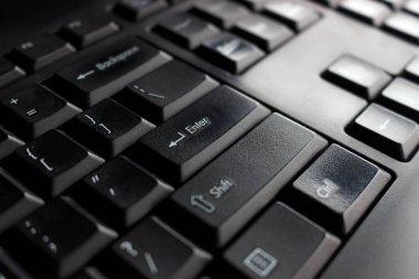 Yumuşak odaklı ve arkaplanda ışık olan siyah klavye bilgisayarını kapat