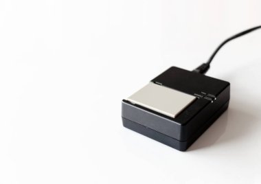 Batarya kamerası için şarj aleti yumuşak odaklı ve arka planda ışık var.