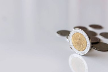 Arka planda hafif ve yumuşak odaklı beyaz tablo üzerine paralar (Tayland parası)