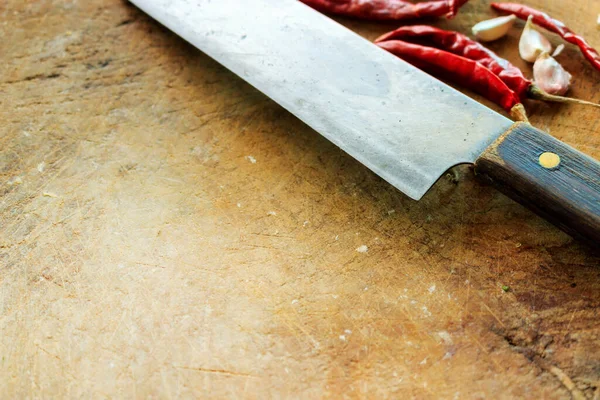 Roter Trockener Chilischote Und Messer Auf Küchenholz Mit Überhellem Und — Stockfoto