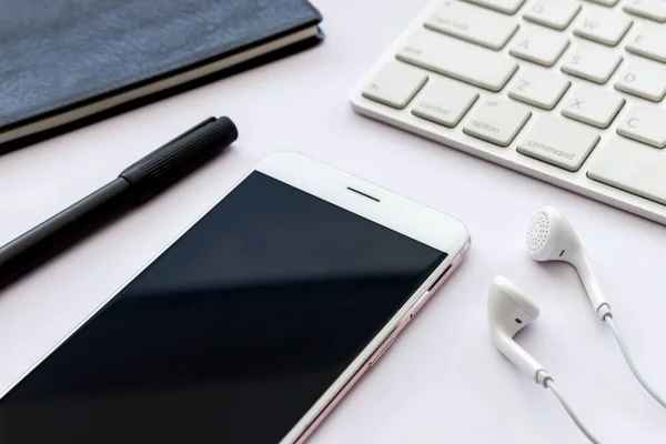 Smartphone Computer Toetsenbord Witte Tafel Met Meer Dan Licht Soft — Stockfoto