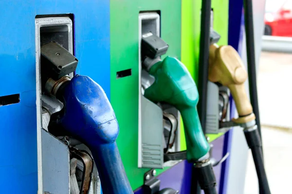 Close Van Kleurrijke Brandstofpompen Bij Een Tankstation Met Sofe Focus — Stockfoto