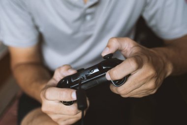 Siyah joystick tutan yakın plan bir adam. Oyun oyna. yumuşak odaklı ve arka plandaki ışığın üzerinde