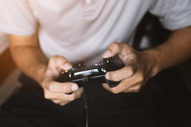 Siyah joystick tutan yakın plan bir adam. Oyun oyna. yumuşak odaklı ve arka plandaki ışığın üzerinde