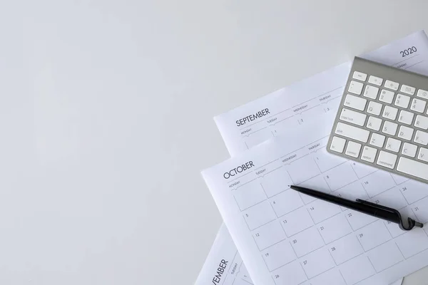 Ovanifrån Kontorsbord Arbetsyta Med Kaffekopp Tangentbord Och Arbetsschema Vitt Bord — Stockfoto