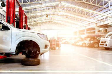 Arka planda hafif odaklı beyaz araba tamir istasyonu.