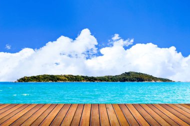 Andaman Denizi 'nin güzelliğiyle ahşap zemin. Rawai Sahili, Phuket, Tayland, hafif odaklı ve ışığın üstünde