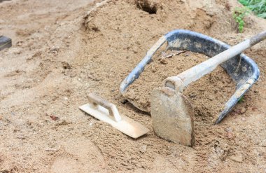 Yumuşak odaklı inşaat ekipmanları ve arka planda ışığın üzerinde