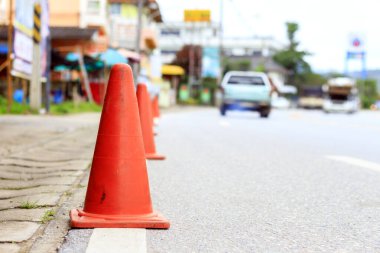 Yoldaki eski trafik konisini kapat. Yumuşak odaklı ve arka planda ışık var.