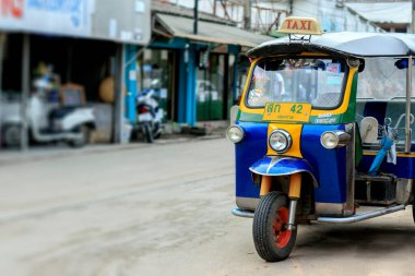 CHIANG RAI, THAILAND-HAZİRAN 29, 2017, Chiang Rai şehrinde yakın plan tuk motosiklet parkı