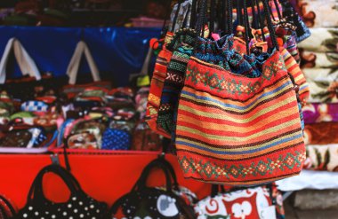 Chiang Rai, Tayland 'dan el yapımı renkli hatıra çantaları. yumuşak odaklı ve arka plandaki ışığın üzerinde;