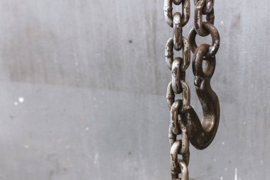 Metal zinciri kapat ve yumuşak odaklı kanca ve arka plandaki ışığın üzerine