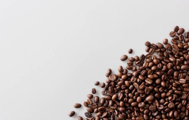 Masada kahve çekirdeği var, arka planda ışık var. en üstteki görünüm