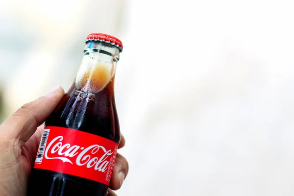 Chiang Rai Thailand July 2016 Hand Holding Glass Bottle Coca — Stock Photo, Image