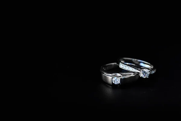 黑桌上的结婚戒指 色心柔和 背光透亮 — 图库照片