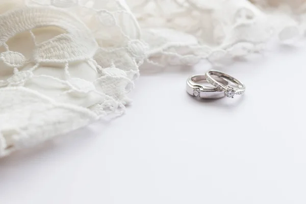 Anel Casamento Mesa Branca Com Foco Suave Sobre Luz Fundo — Fotografia de Stock