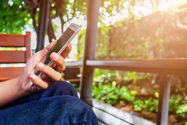 Közelkép Fiatal Üzletember Kéz Kezében Egy Telefon Egy Kávézóban Lágy — Stock Fotó