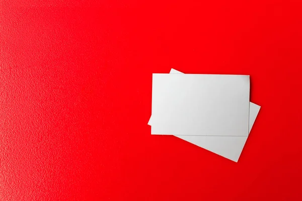 Cartão Papel Branco Mesa Vermelha Com Excesso Luz Fundo — Fotografia de Stock