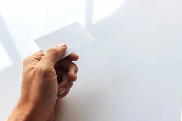 Mão Close Homem Segurar Papel Branco Cartão Branco Com Foco — Fotografia de Stock