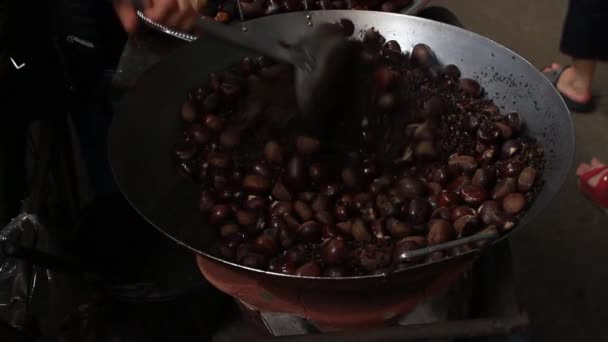 Closeup castanhas na máquina de torrefação de castanha — Vídeo de Stock