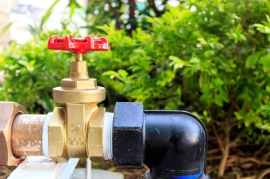 Arka planda yumuşak odaklı su vanasını kapat. ışık üzerinde