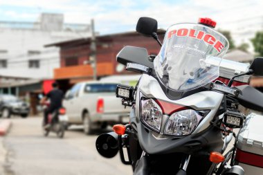 CHIANG RAI, THAILAND-HAZİRAN 9 HAZİRAN 2017, Tayland polis motosikletinin arka planda hafif odaklı ve ışığın üzerinde yakın plan