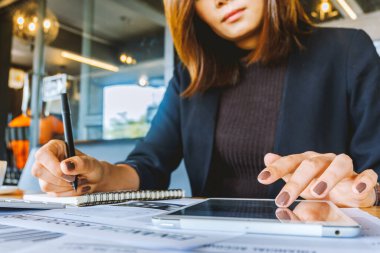 İş konsepti. Arka planda yumuşak odaklı bir kahve dükkanında çalışan genç Asyalı güzel bir kız. ışık üzerinde