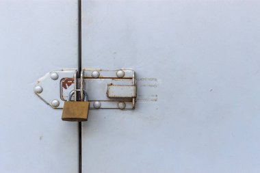 Kopya alanı olan metal kapıya güvenli kilit