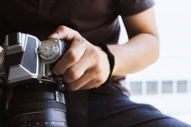 Profesyonel fotoğrafçı odaklan ve fotoğrafçılık tutkusuna arka planda yumuşak bir odak ile devam et. ışık ve film tonunda