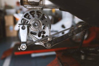 Motosikletin arkasındaki disk frenlerini tamir et. yumuşak odaklı ve arka plandaki ışığın üzerinde