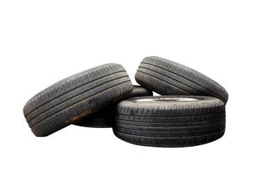 Beyaz arka planda eski lastik. kırpma yolu