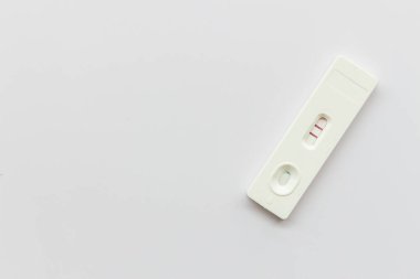 hamilelik testi beyaz bir arkaplanda izole edildi