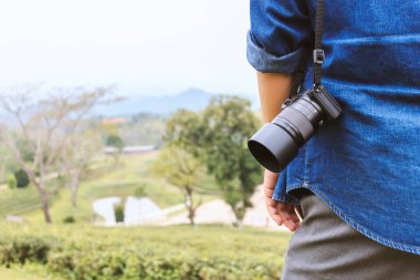 Erkek el kamerasının arka planda yumuşak odaklı yakın çekimi. ışık ve eski film renklerinin üzerinde