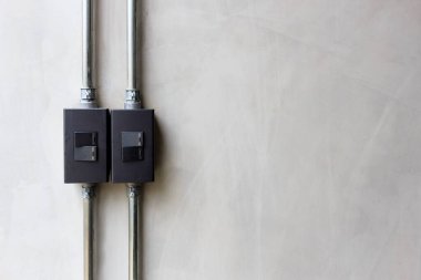 Beton duvar kağıdı arka planında fotokopi alanı ile ışıklandırma düğmesi. ışık üzerinde