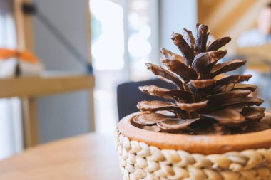 Arka planda yumuşak odaklı çam kozalağı süslemesi. ışık ve eski film renklerinin üzerinde