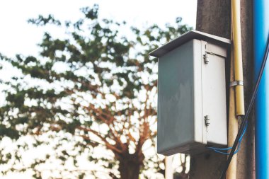 Arka planda yumuşak odaklı elektrik kutusunu kontrol et. film rengi tonu ve ışık üzerinde