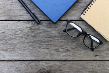 Bardaklar ve kitap arka planda yumuşak odaklı ahşap masa üzerinde. ışık üzerinde