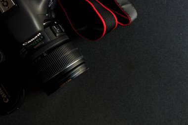 CHIANG RAI, THAILAND-MMARCH 1, 2017, dijital kamera topu EOS 7D 'yi ahşap masa üzerinde, arka planda ve ışık üzerinde yumuşak odaklı