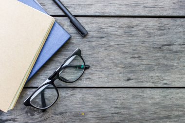 Bardaklar ve kitap arka planda yumuşak odaklı ahşap masa üzerinde. ışık üzerinde