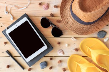 Tahtadaki plaj aksesuarları ve arka planda ışık.