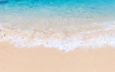 Deniz manzarası cenneti berrak suyla, Mai ton adası, yumuşak odaklı Tayland